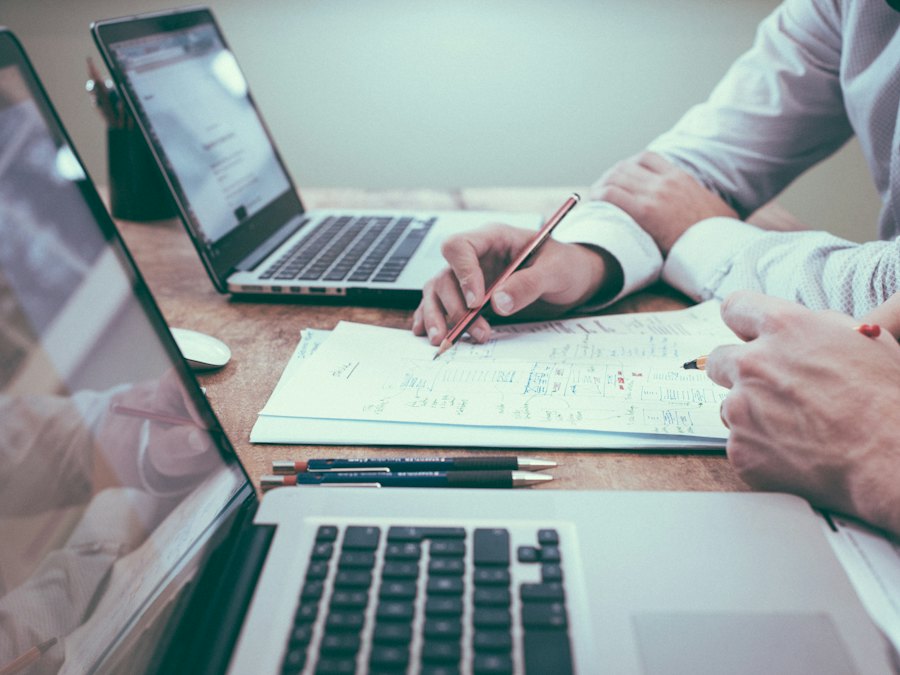 Sessione di formazione sulle opzioni: appunti scritti a mano condivisi al tavolo, con i portatili aperti